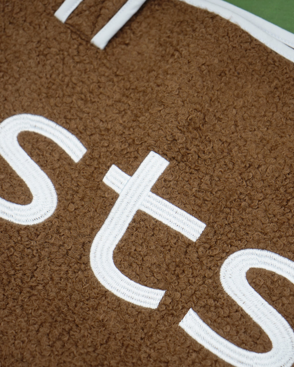 品牌撞色毛圈側背包