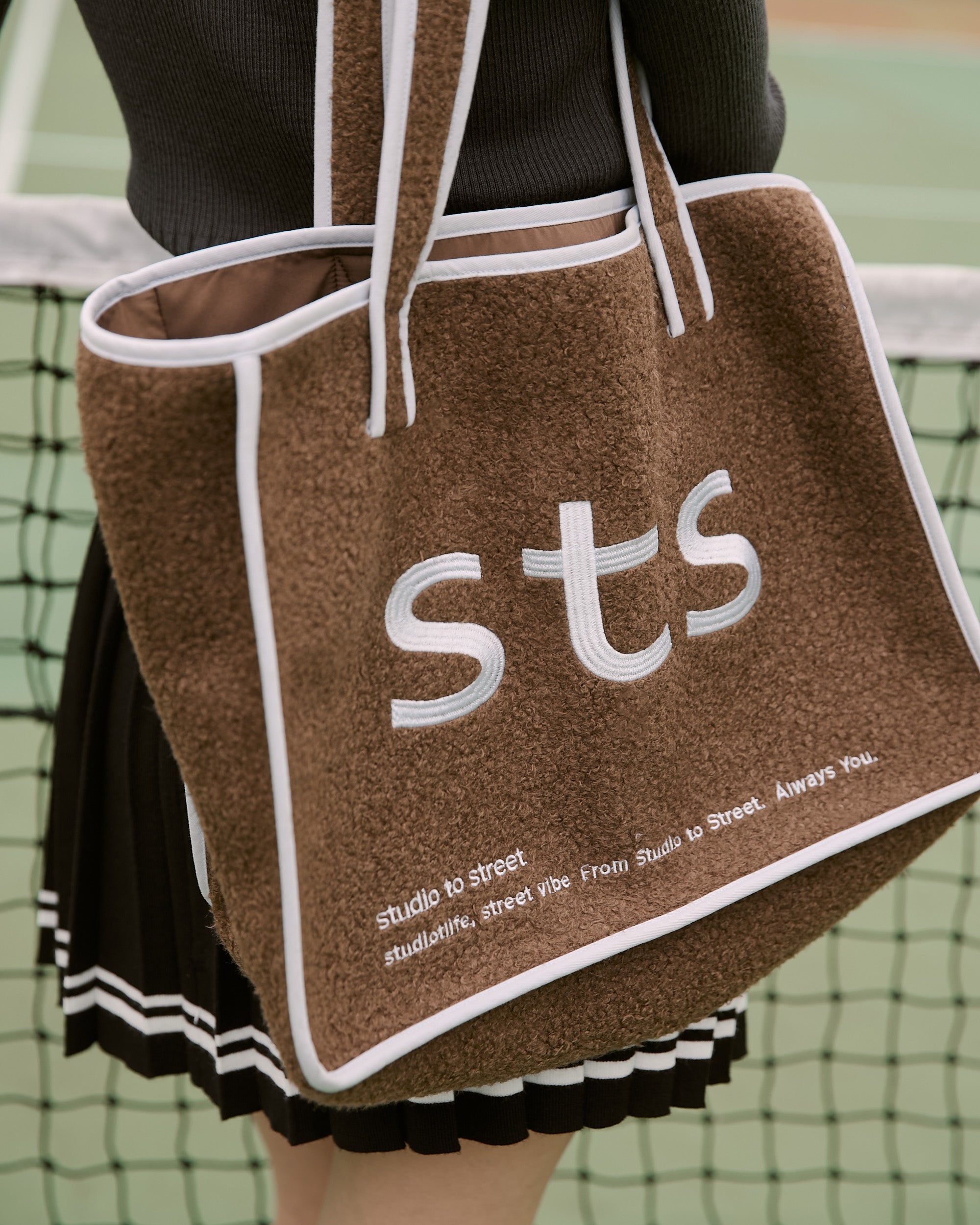 品牌撞色毛圈側背包