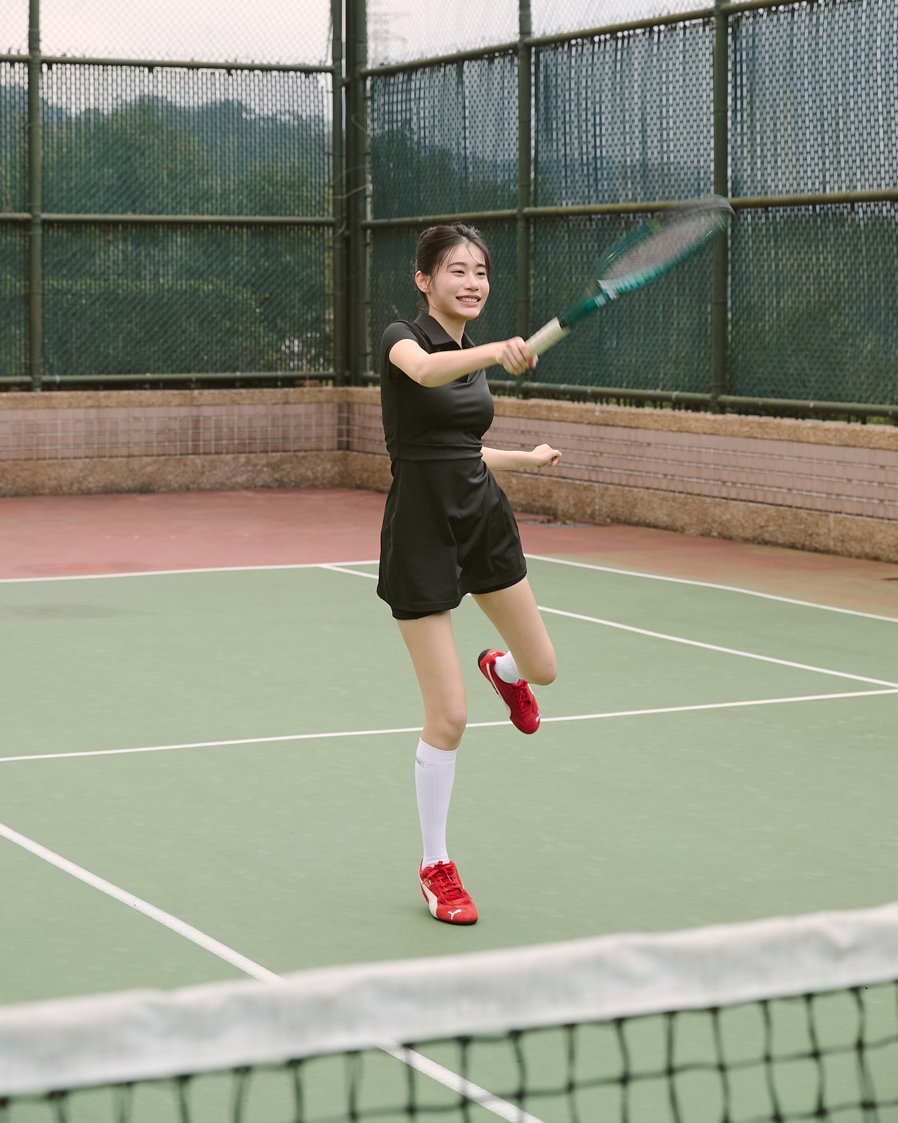 V領領片修身洋裝(附網球褲)