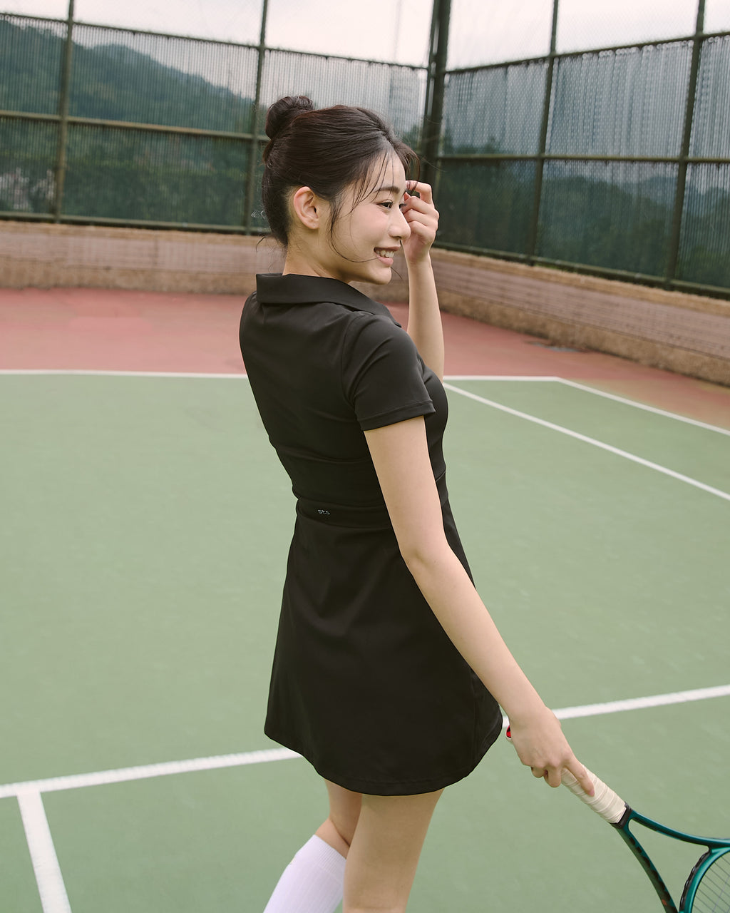 V領領片修身洋裝(附網球褲)