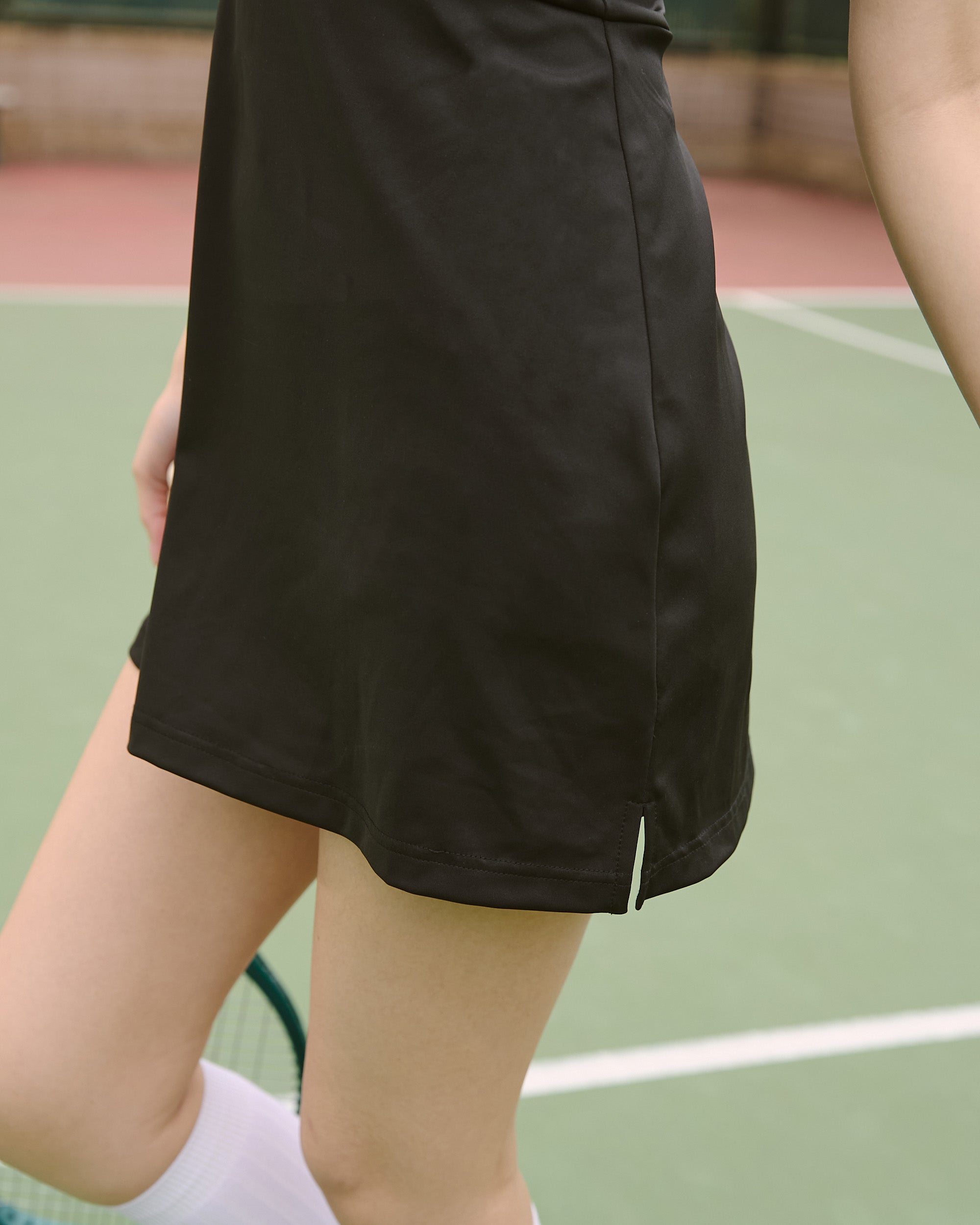 V領領片修身洋裝(附網球褲)