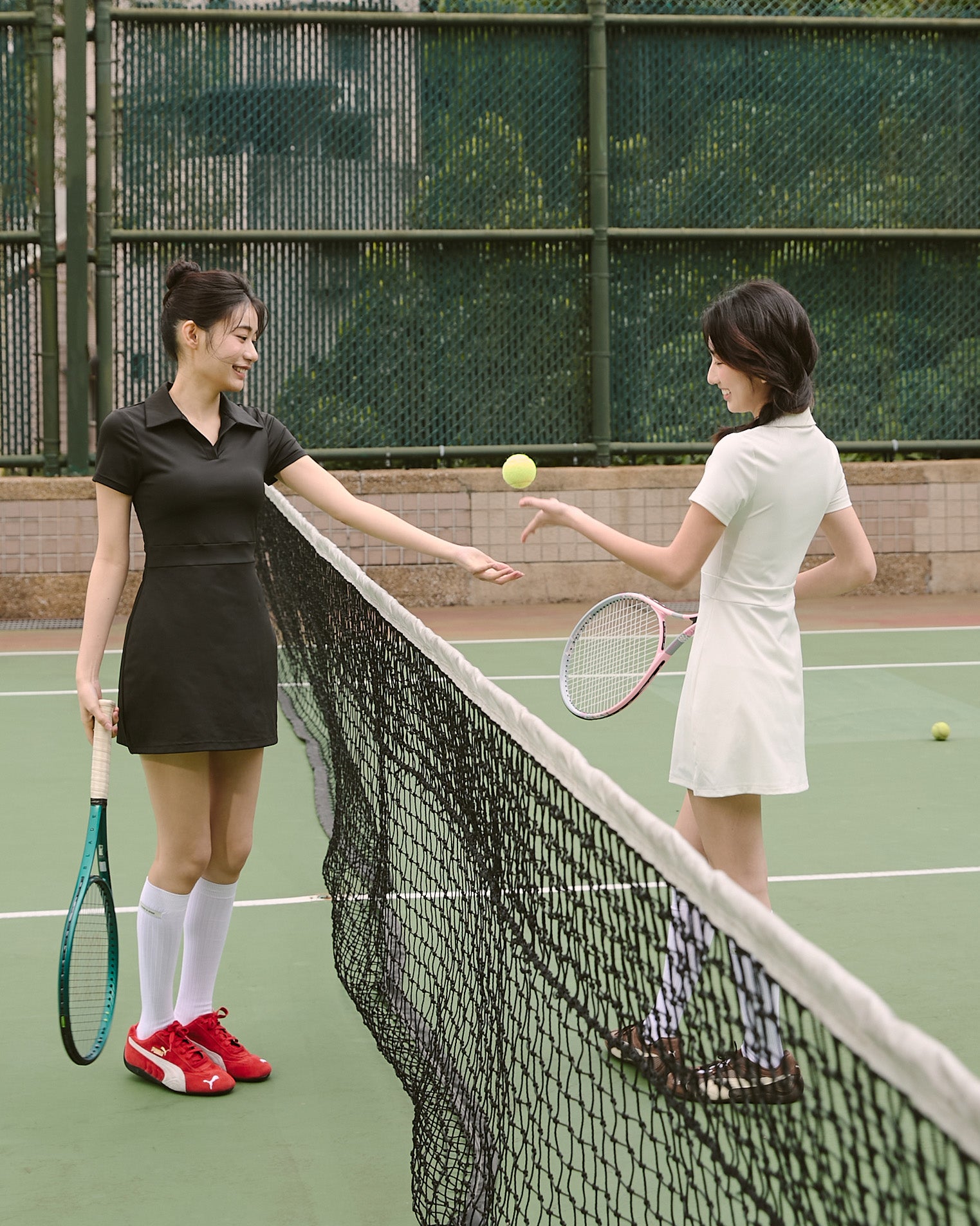 V領領片修身洋裝(附網球褲)